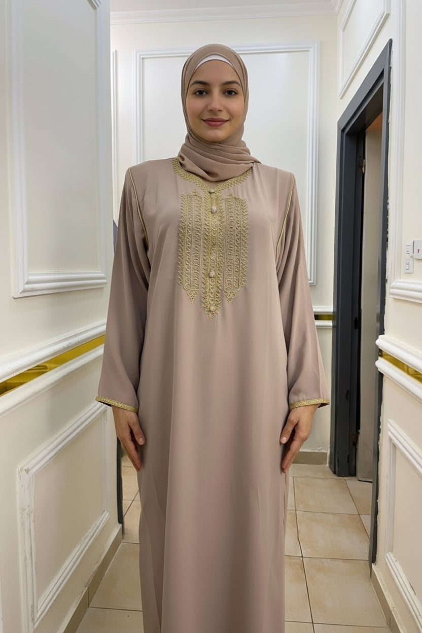 Gandoura longue beige marron clair à broderie dorée – coupe droite élégante