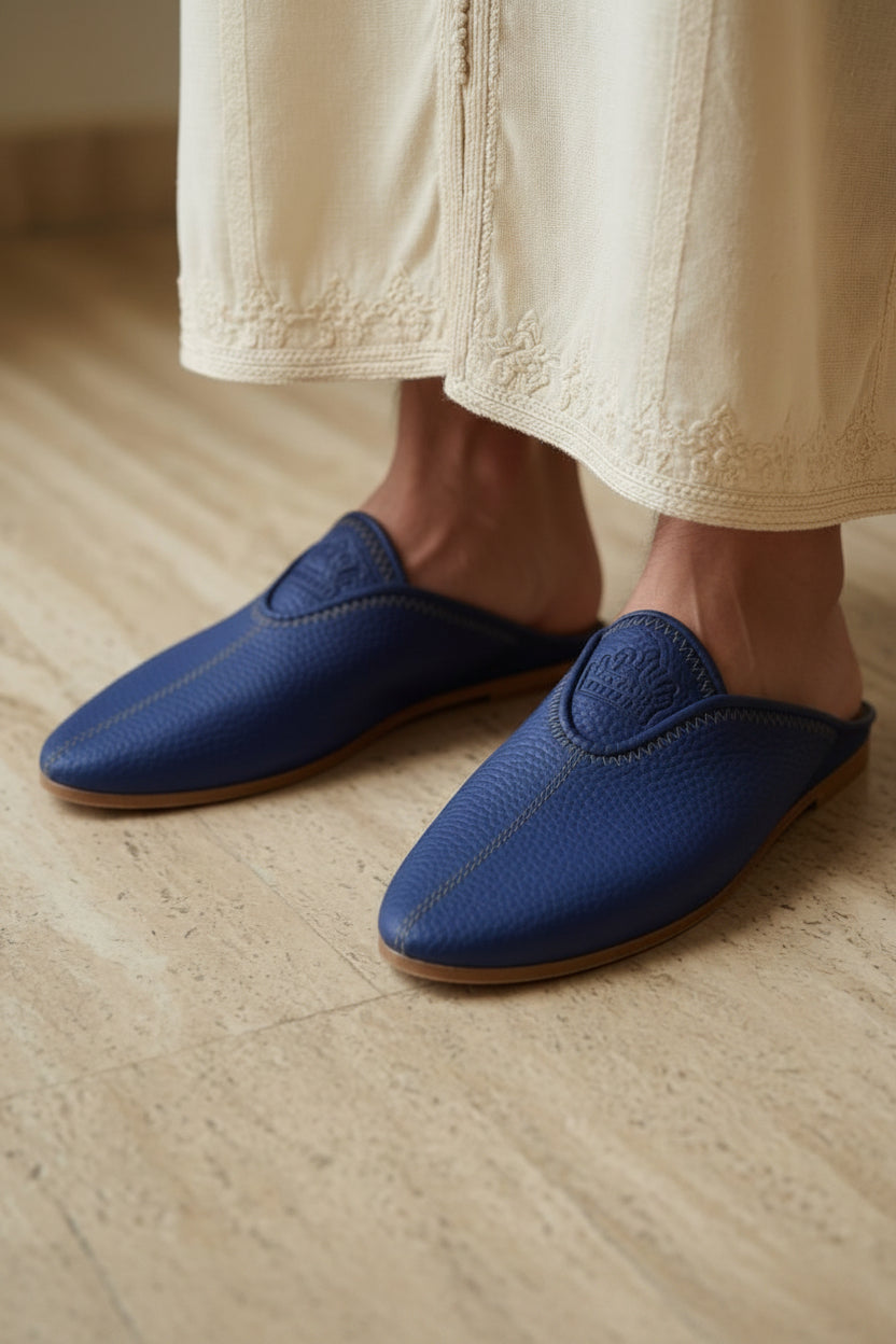 Babouche Homme en Cuir Bleu Profond – Élégance Artisanale