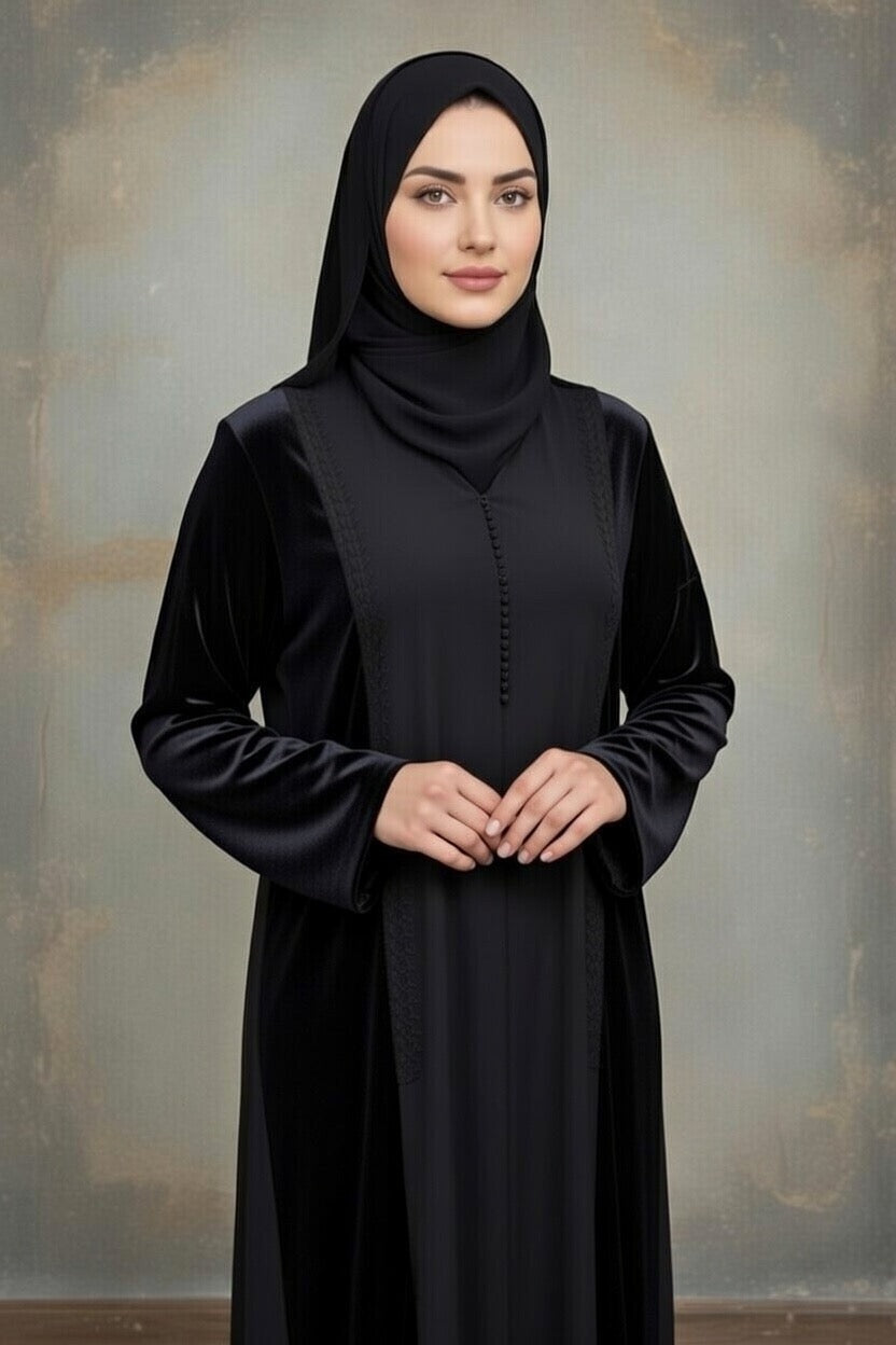 Djellaba noire à capuche en velours – bandes décoratives en velours sur le devant des côtés.