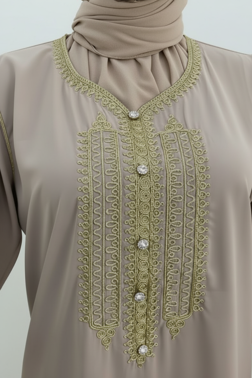 Gandoura longue beige marron clair à broderie dorée – coupe droite élégante