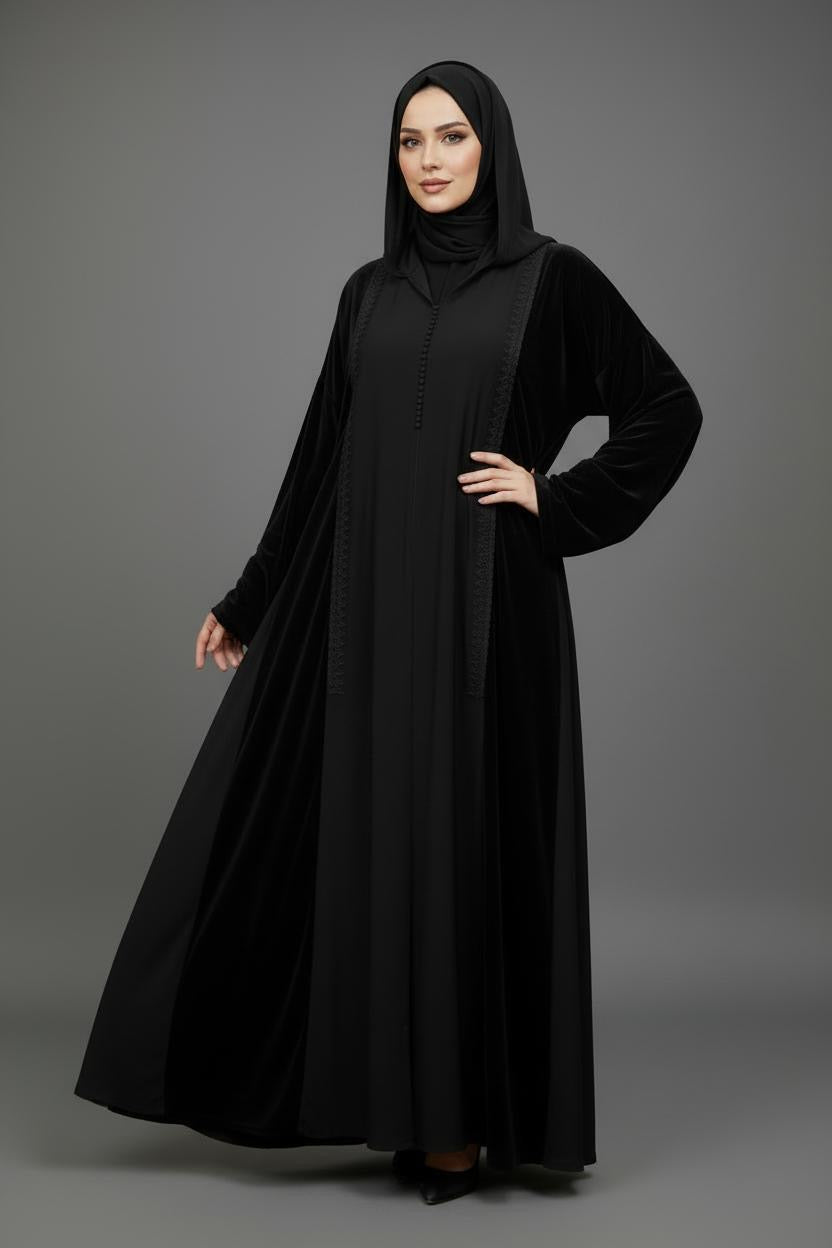 Djellaba noire à capuche en velours – bandes décoratives en velours sur le devant des côtés.