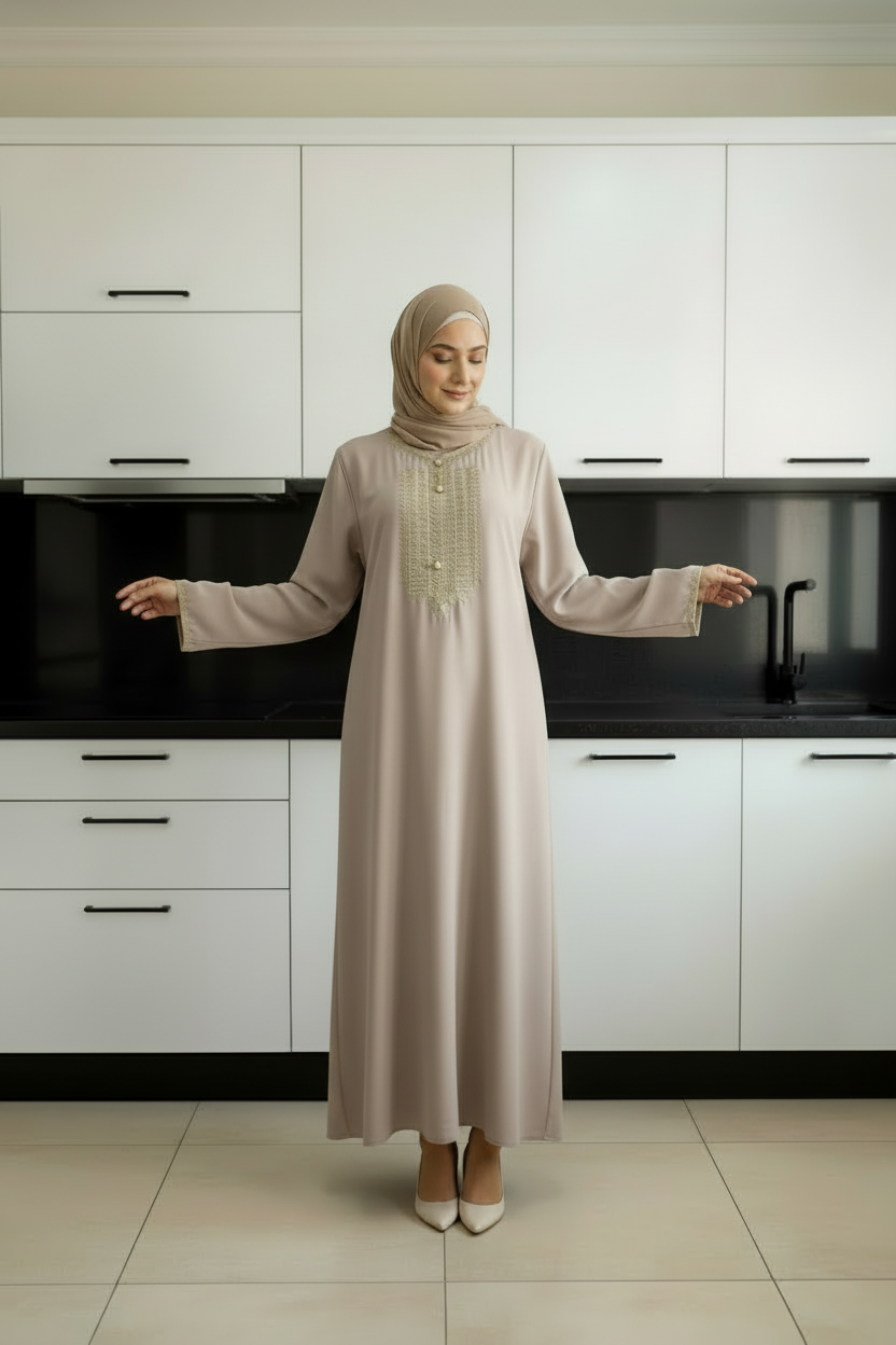 Gandoura longue beige marron clair à broderie dorée – coupe droite élégante