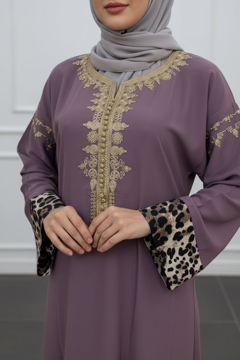 Robe longue mauve brodée – manches longues contrastées